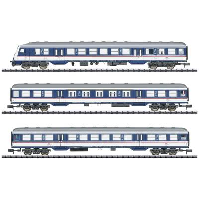 Drei Modelle von Zugwaggons hintereinander in einer Reihe, blau-weiß mit roten Details. Sie sind auf einem schmalen Gleis abgebildet.