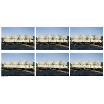Sechs identische Fotos von einem langen Zug transportieren große, weiße, kugelförmige Behälter bei klarem Himmel.