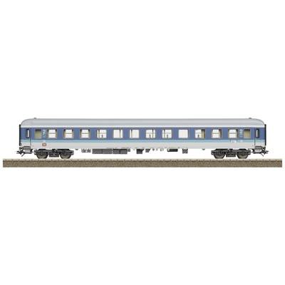 Ein blauer und weißer Eisenbahnwagen steht auf einem Gleis. Der Wagen hat mehrere Fenster und Türen und ist für den Personenverkehr geeignet.