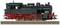 Schwarze Dampflokomotive mit roten Rädern auf einem Gleis, seitliche Ansicht. Detaillierte Maschinenstruktur sichtbar.