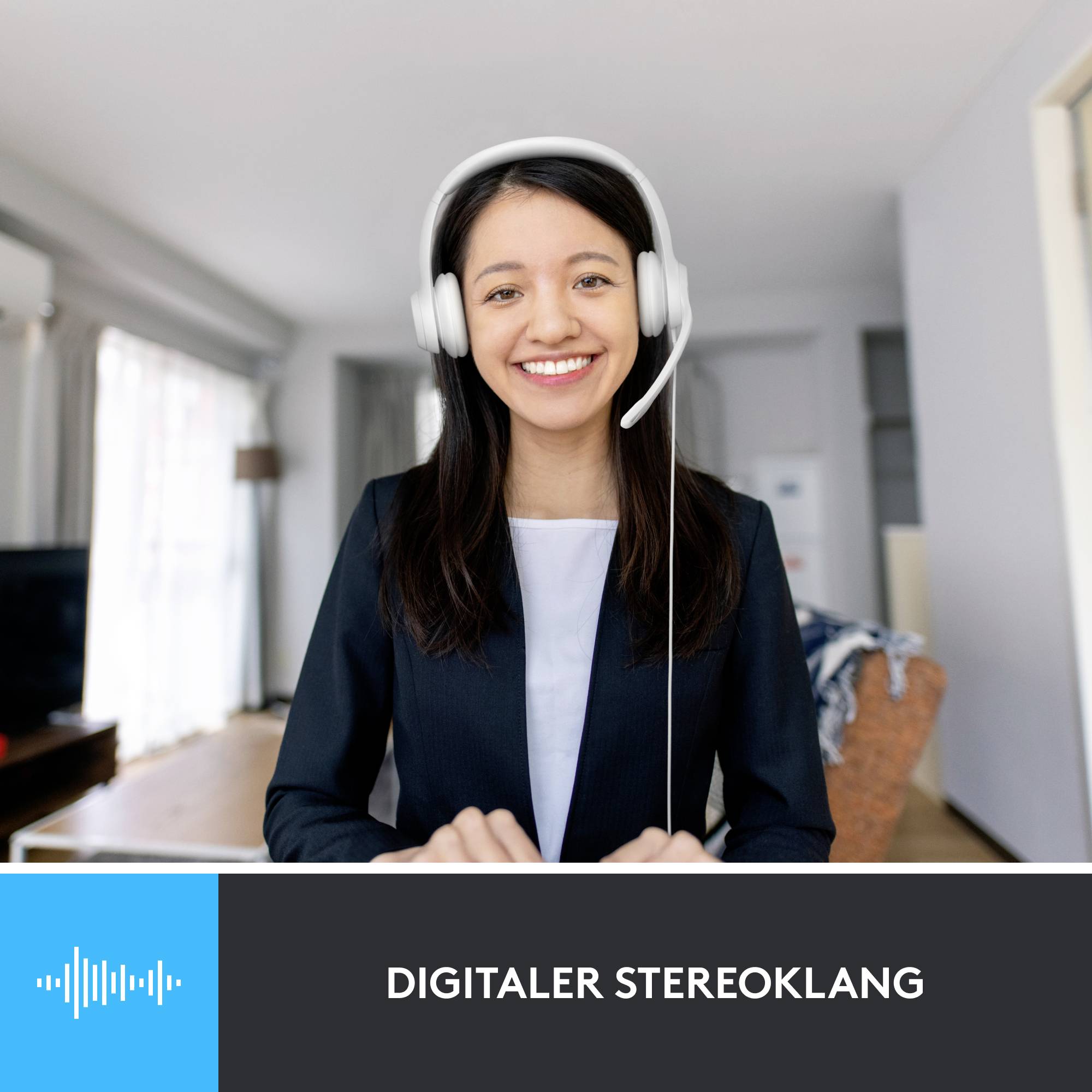 Eine lächelnde Frau mit Kopfhörern sitzt in einem modernen Wohnzimmer. Unten steht der Text 'Digitaler Stereoklang'.