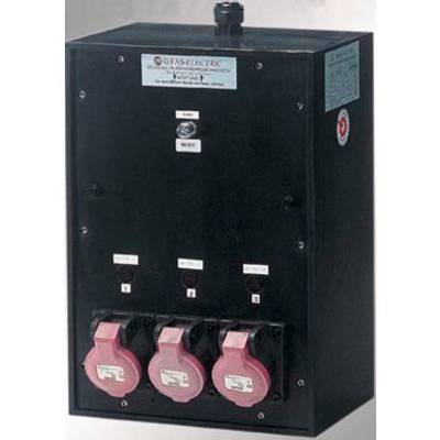 Elektrisches Schaltgerät mit drei roten Steckdosen und einem Schalter oben, montiert in einem schwarzen Gehäuse, für industrielle Anwendungen.