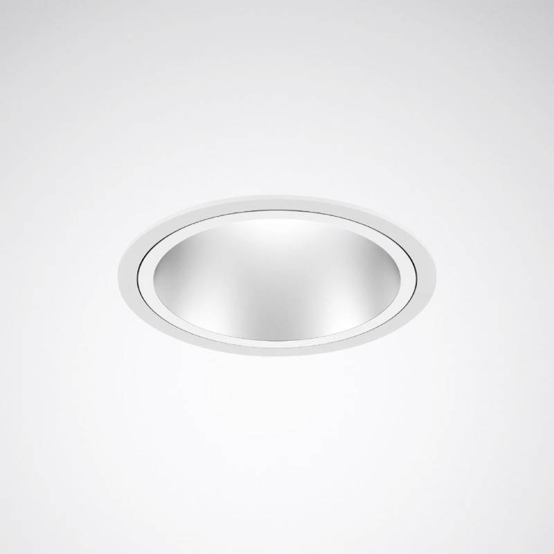 Eine runde, eingebettete Deckenleuchte mit einem silbernen Rand in einer hellen Decke. Ideal für moderne Innenräume.