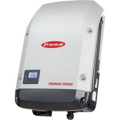 Weiß-grauer Wandwechselrichter 'Fronius Primo' mit rotem Logo, Display zeigt Leistungsdaten an. Gerät dient zur Solarenergieumwandlung.