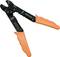 Abisolierzange mit orangefarbenen Griffen für Kabelbearbeitung. Zeigt Messskalen und Schneidkerben für unterschiedliche Kabelstärken.