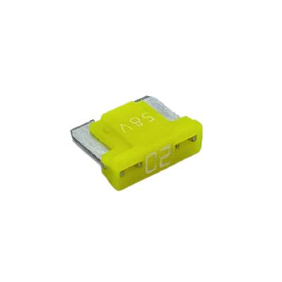Eine gelbe elektrische Sicherung mit der Aufschrift 'C2'.