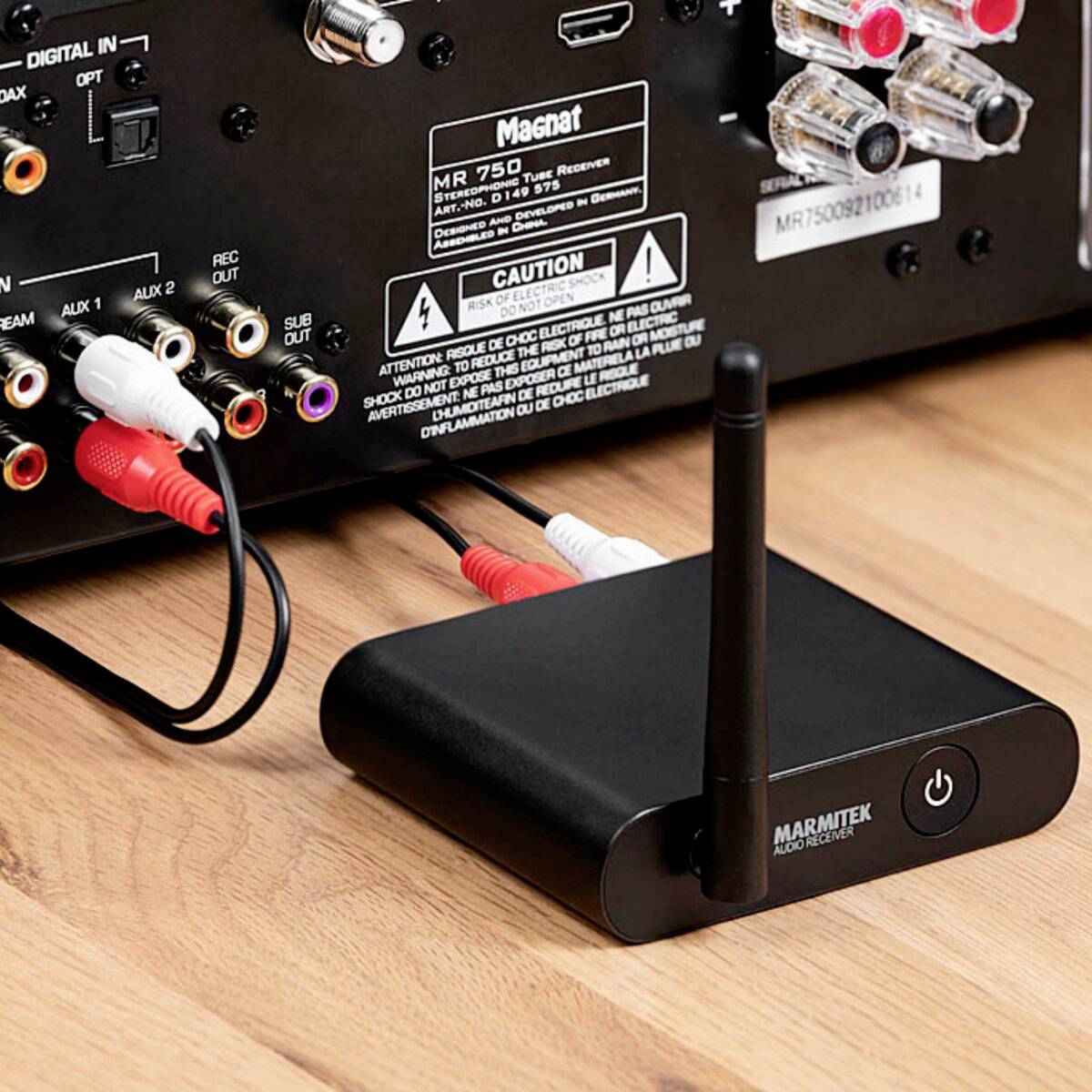 Rückseite eines Audiogeräts mit Kabelanschlüssen und einer externen Antenne. Marke 'Magnat', Modell MR 750, steht im Mittelpunkt.