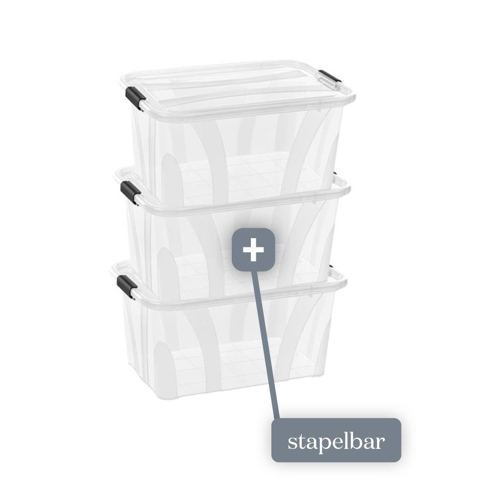 Drei durchsichtige Plastikboxen, übereinander gestapelt. Eine Hinweismarkierung zeigt auf die Boxen mit der Aufschrift 'stapelbar'.