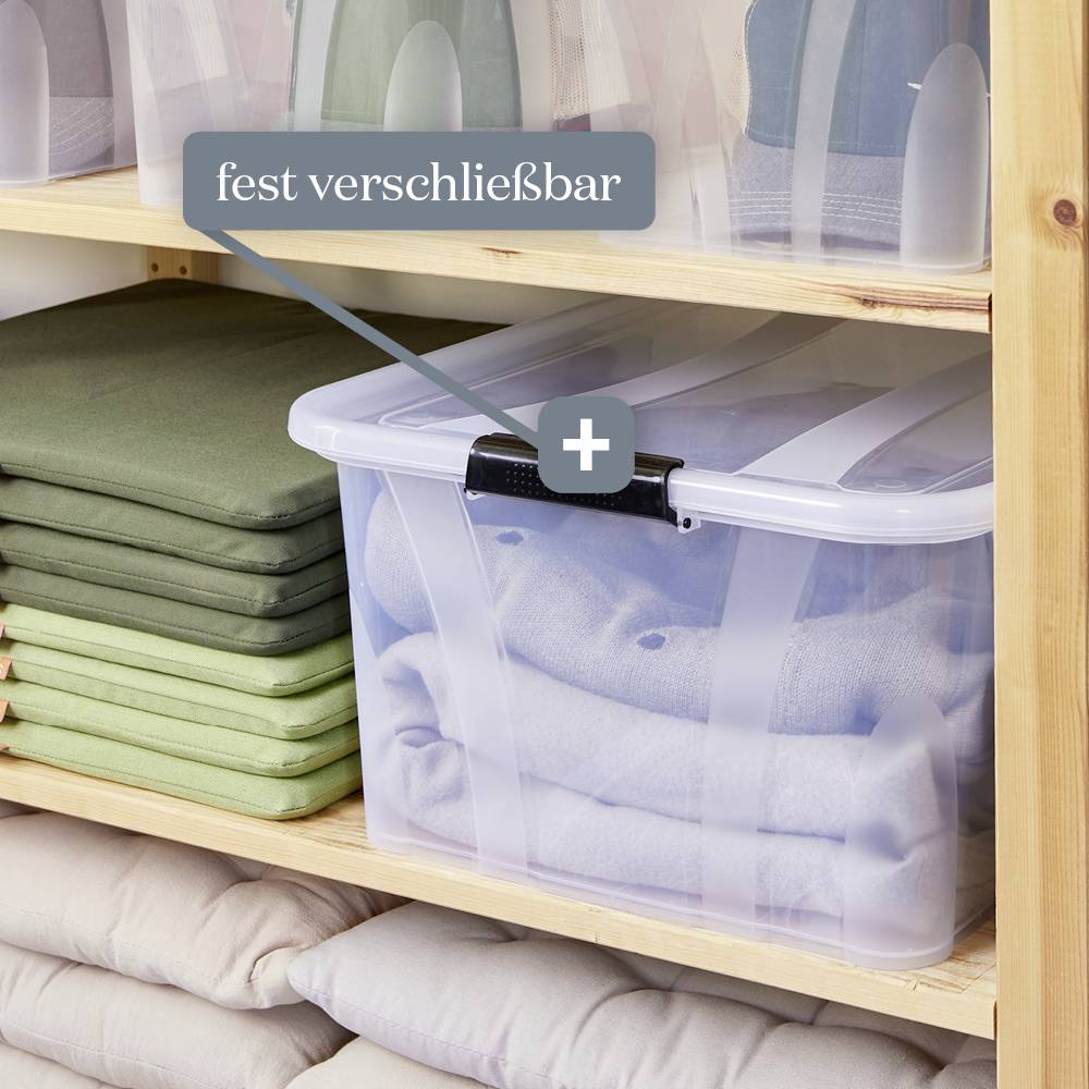 Kunststoffbox mit stabilem Verschluss auf einem Regal, umgeben von gefalteten Textilien. Text in der Box: 'fest verschließbar'.