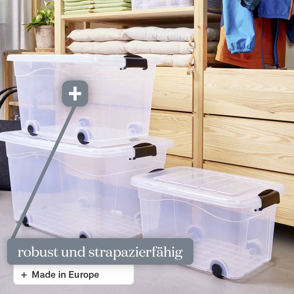 Kunststoff-Aufbewahrungsboxen mit Rädern vor einem Holzregal, neben einem Stapel Kissen. Beschriftung: 'robust und strapazierfähig'.