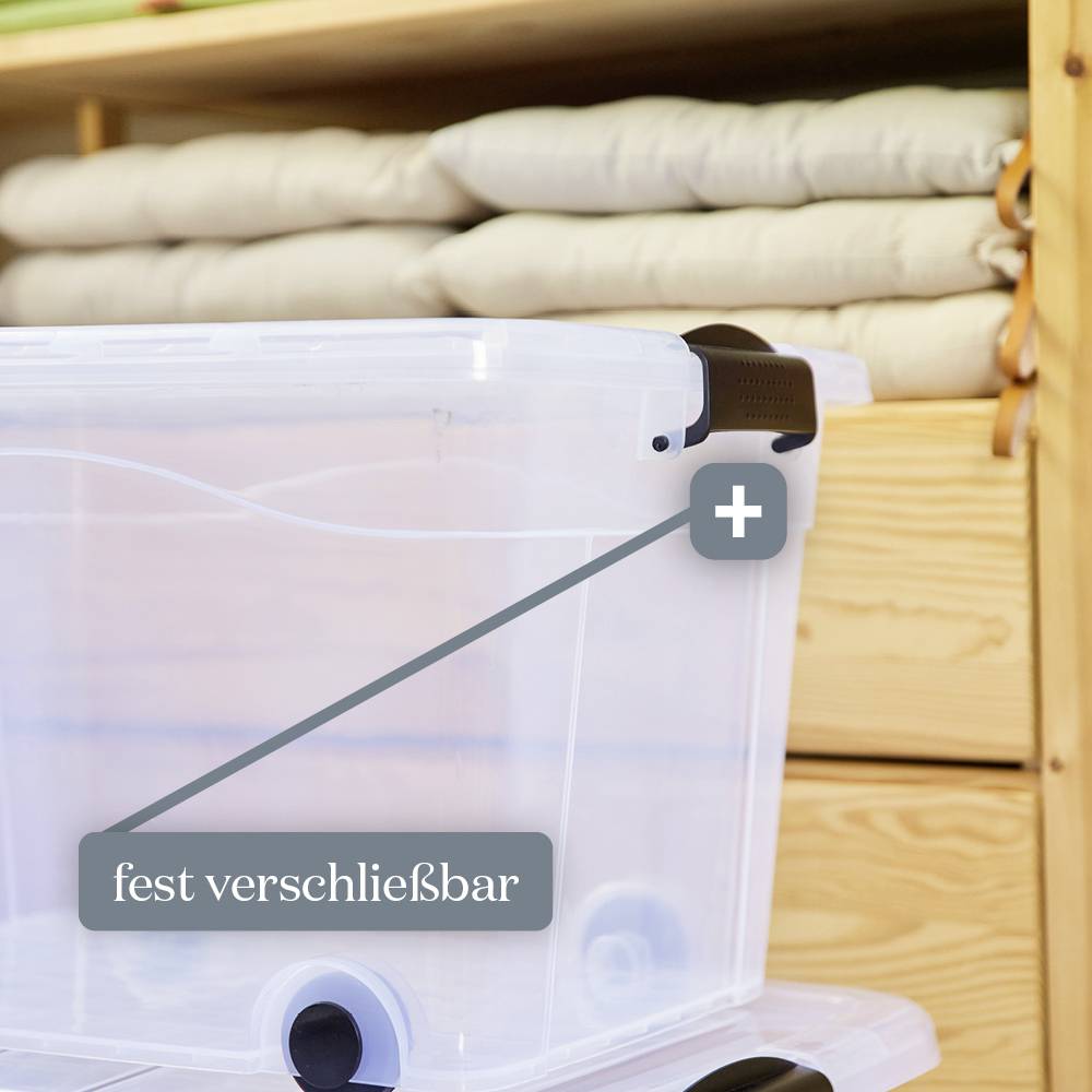 Eine transparente Plastikbox mit schwarzen Verschlüssen und Rädern, beschriftet mit 'fest verschließbar', steht vor einem Regal.