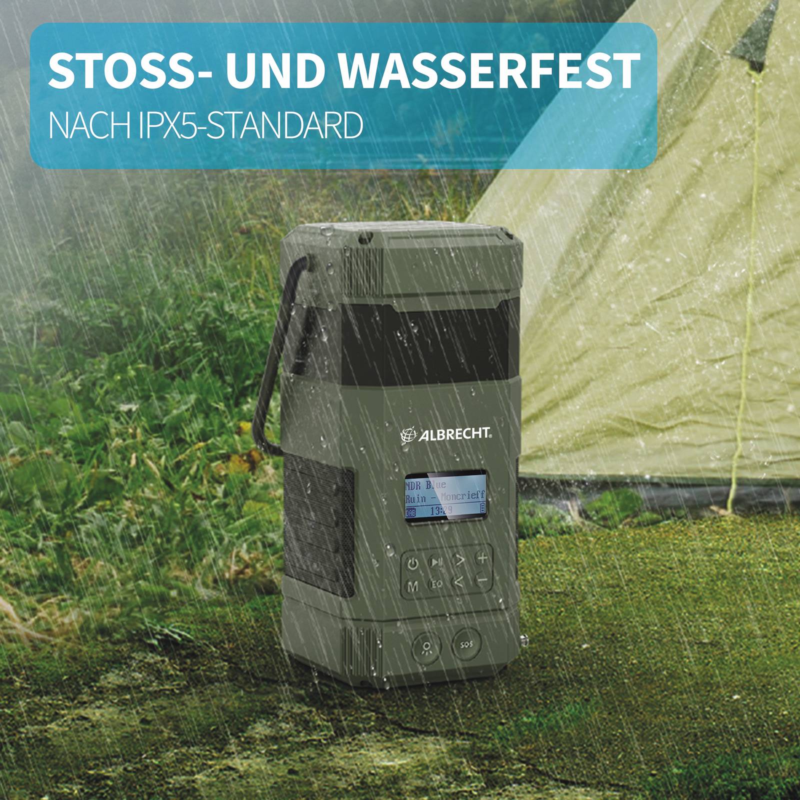 Tragbares, grünes Gerät mit Display wird im Freien bei Regen gezeigt. Text: 'Stoss- und wasserfest nach IPX5-Standard'. Zelt im Hintergrund.