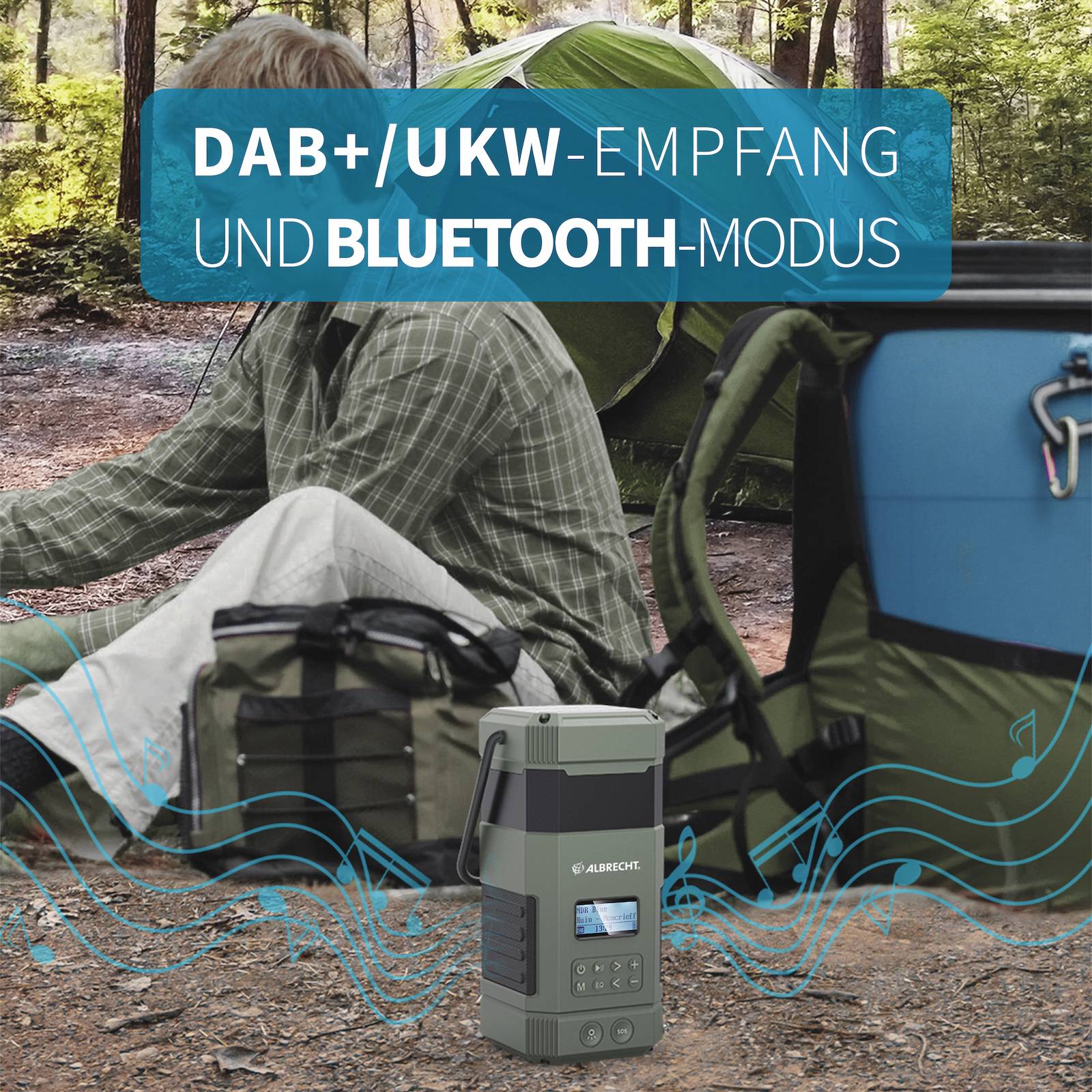 'Person sitzt neben Campingausrüstung, eingehüllt in eine Decke. Text im Bild: DAB+/UKW-Empfang und Bluetooth-Modus.'