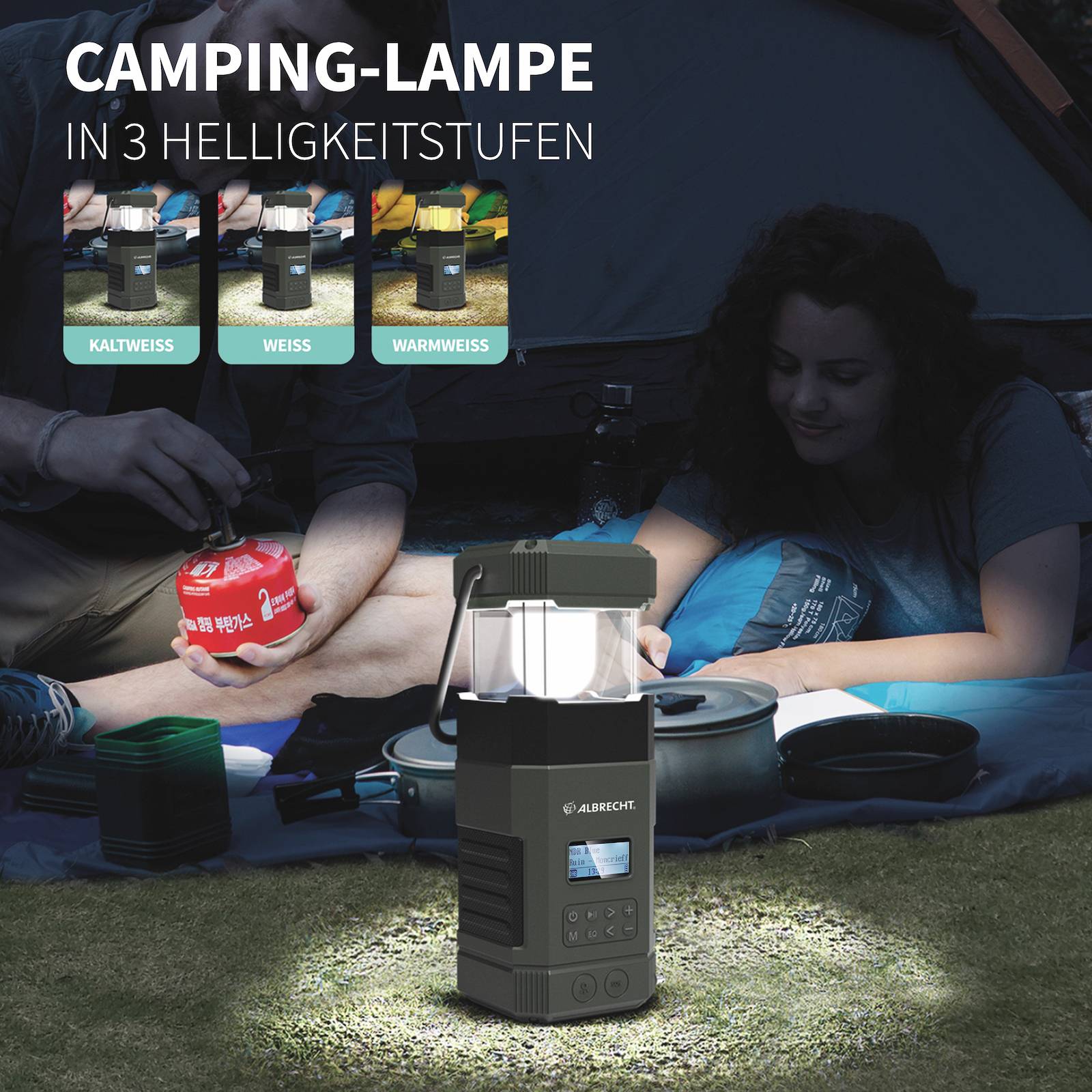 Camping-Lampe auf dem Boden mit leuchtendem Licht. Menschen im Hintergrund schauen auf ein Campinggerät. Verschiedene Helligkeitsstufen angezeigt: kaltweiß, weiß, warmweiß.