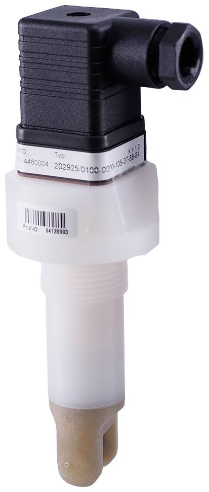 Ein Sensor mit einem Kunststoffgehäuse, der für Anwendungen in der Industrie geeignet ist. Er hat einen schwarzen Anschlussstecker oben.
