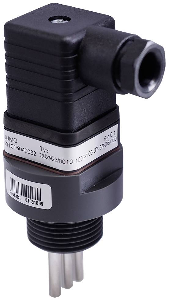 Ein Sensor für industrielle Anwendungen mit schwarzem Gehäuse und Metallstiften, versehen mit einem Typenschild mit technischen Daten.