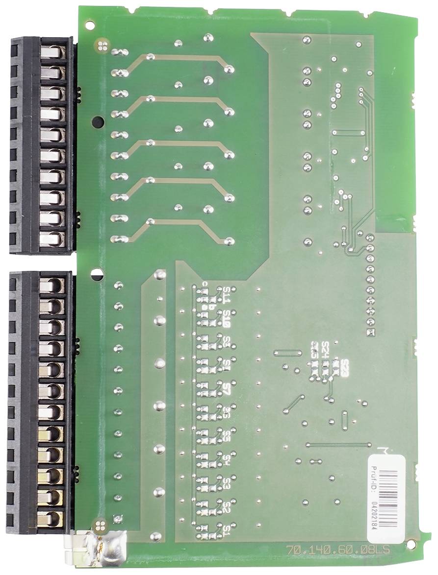Elektronikplatine mit grüner Leiterplatte, mehreren verlöteten Verbindungen und zwei schwarzen Steckverbindern an den Seiten.