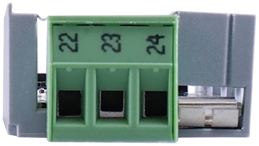 Ein grünes Anschlussblock-Modul mit drei beschrifteten Eingängen ('23', '24'), montiert auf einer grauen Halterung.