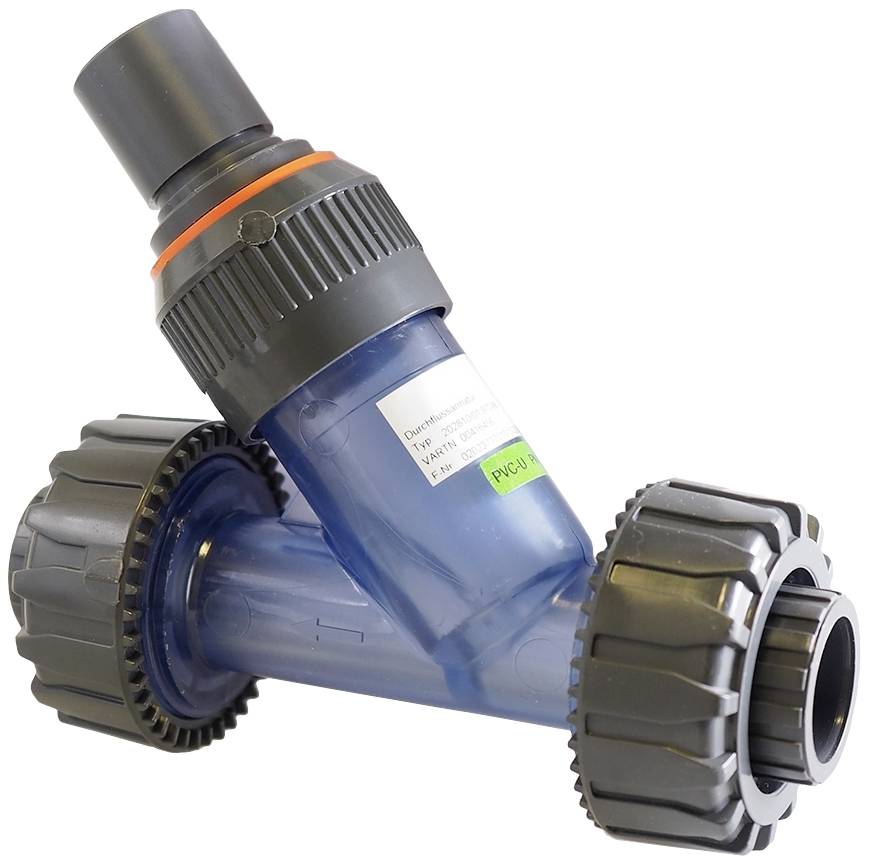Ein blauer PVC-Rohradapter mit zwei schwarzen Schraubverschlüssen und einem abgewinkelten Aufsatz, der in Wasserleitungen integriert werden kann.