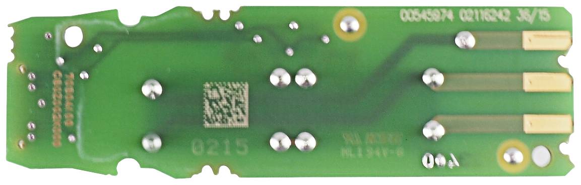 Eine grüne Leiterplatte mit mehreren elektrischen Kontakten und einem aufgedruckten QR-Code, umgeben von Lötstellen und kleinen Bauteilen.