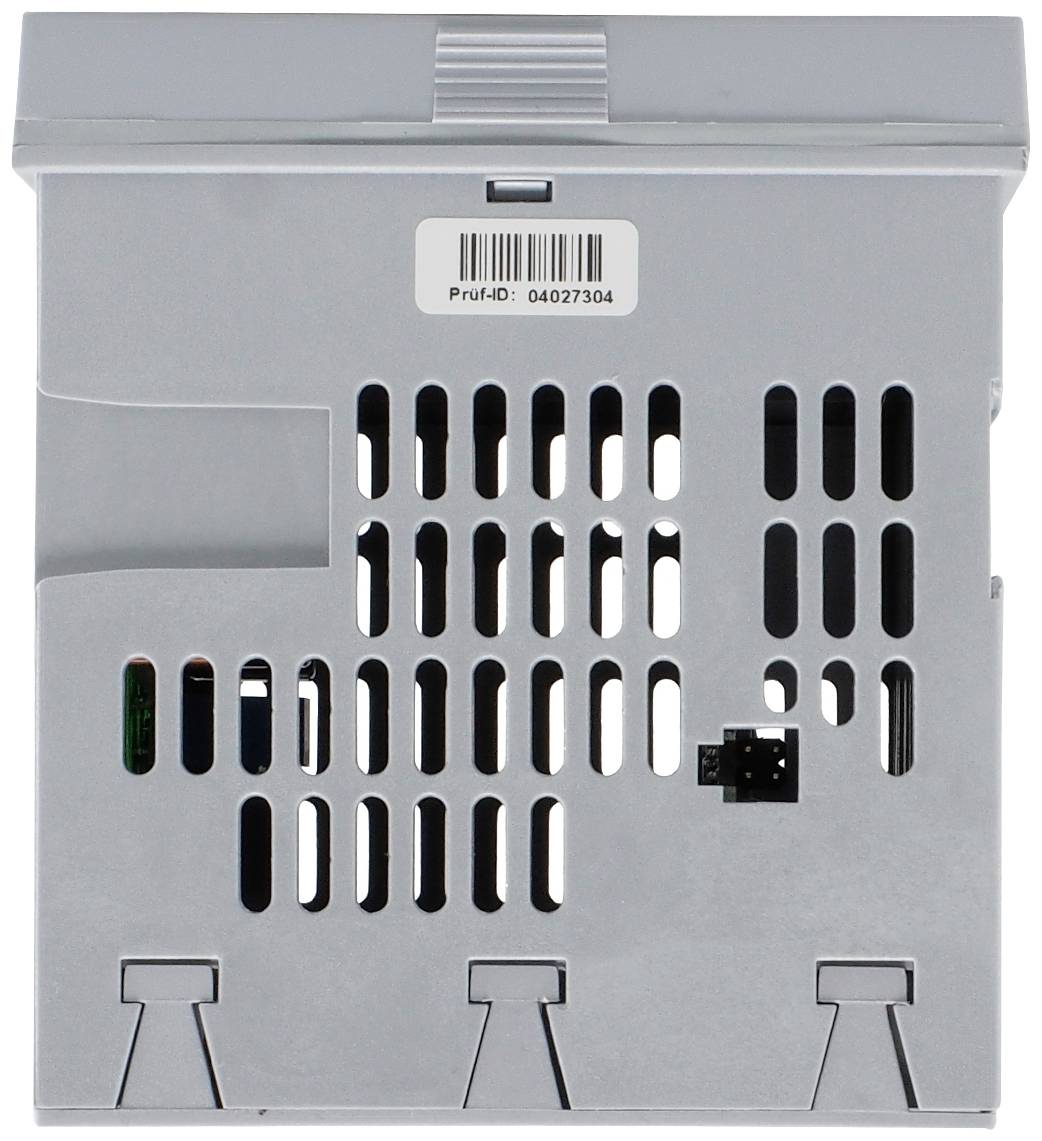 Graues elektronisches Gerät mit Lüftungsschlitzen und Barcode-Etikett, 'Prüf-ID: 04027304'. Oben Ventilationsgitter.