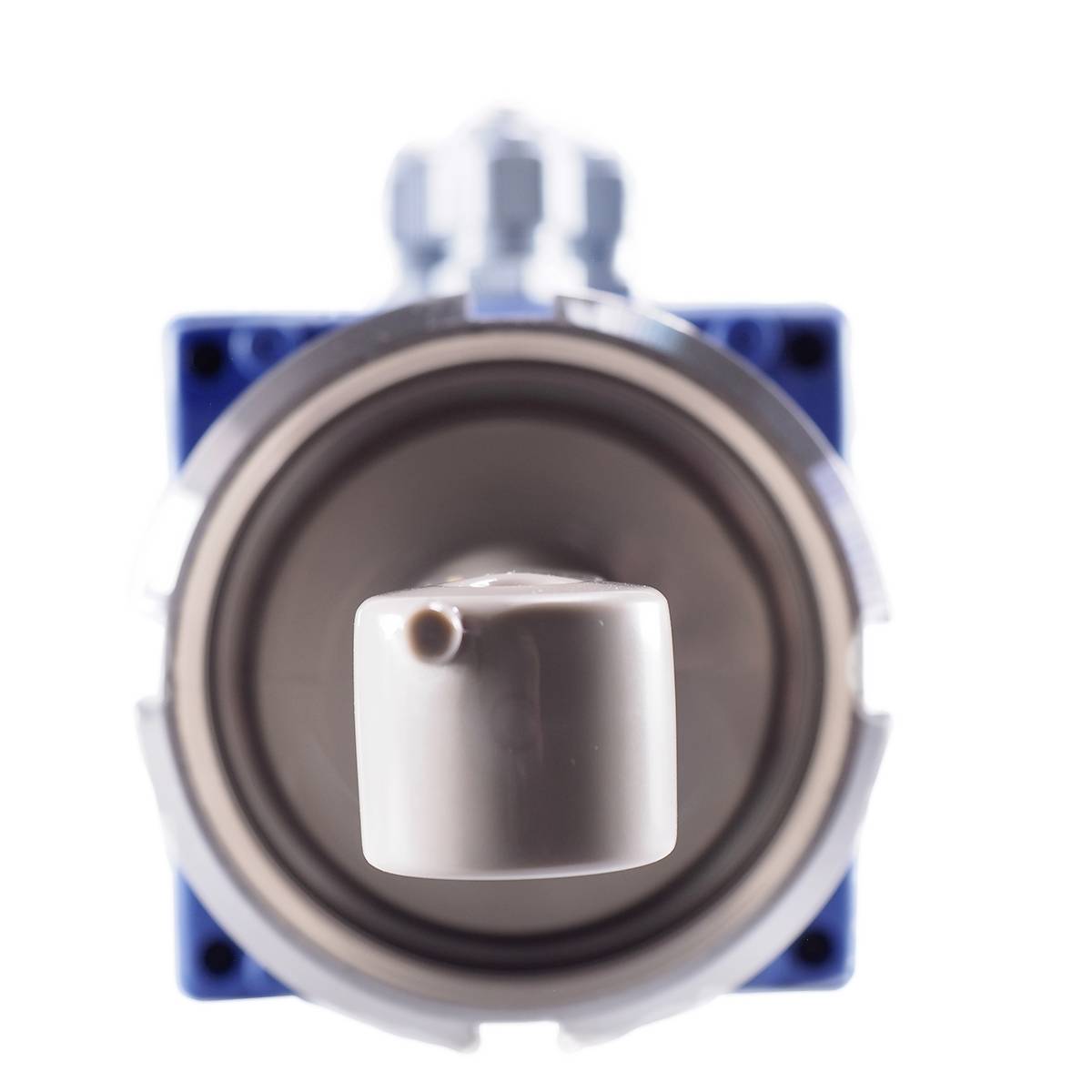 Ein Nahaufnahmebild eines elektrischen Motors mit quadratischem blauen Gehäuse und zentralem zylindrischem Element, das nach vorn zeigt.