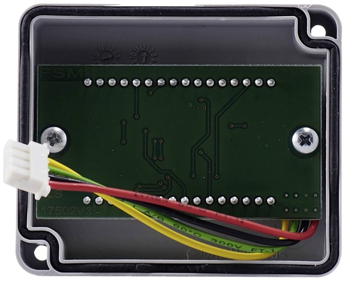 Ein offenes elektrisches Gerät mit einer grünen Leiterplatte und farbigen Drähten (rot, gelb, grün), die aus einem weißen Stecker führen.