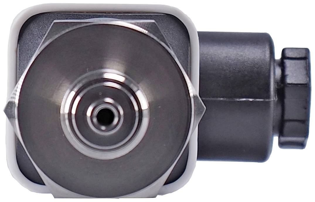 Nahaufnahme eines technischen Metallgeräts mit zylindrischem Teil und sechseckiger Basis, möglicherweise ein Ventil oder Anschluss.