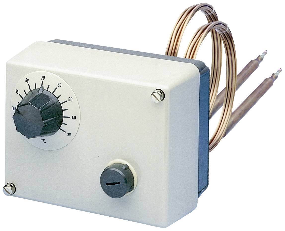 Thermostat mit Temperaturanzeige in Grad Celsius und Drehknopf für Einstellung. Kupferrohre hinten hervortretend.