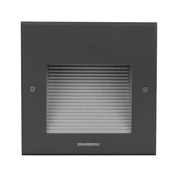 Ein rechteckiges, schwarzes Wandeinbau-Licht mit lamelliertem Diffusor und 'BRUMBERG'-Logo unten.