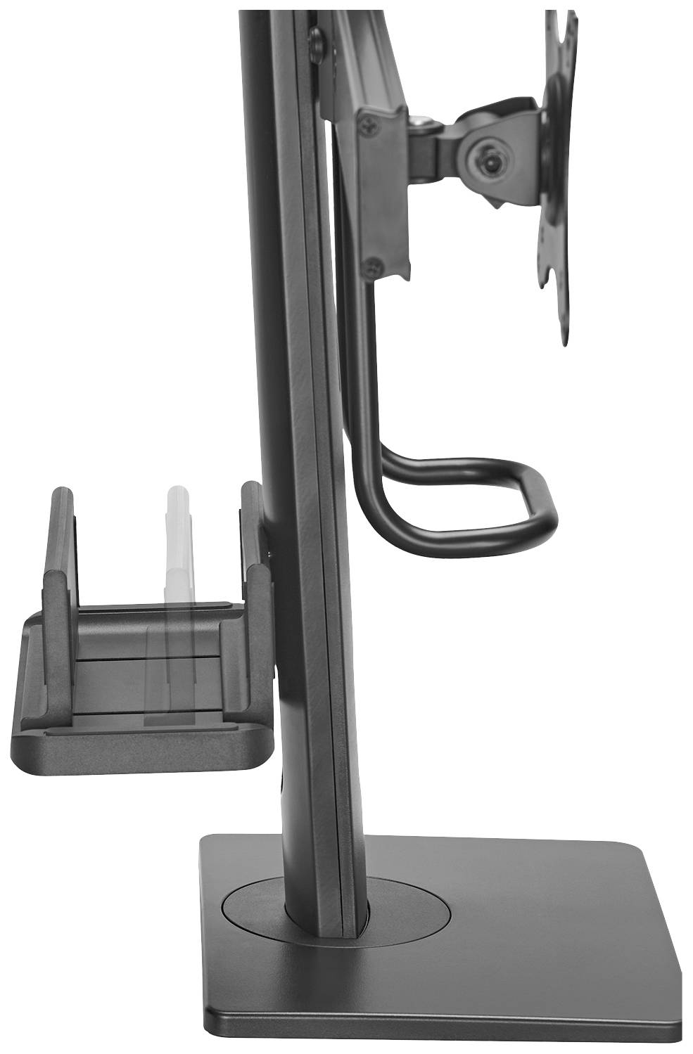 Ein schwarzer Monitorständer mit verstellbarem Arm und Kabelhalterung, neben einer kleinen Ablageschale auf einem Schreibtisch.