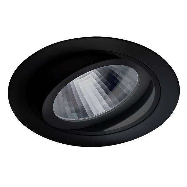 Schwarzer Deckenstrahler mit silbernem Reflektor, eingebaut in einer dunklen Umgebung. Licht strahlt konisch nach unten.