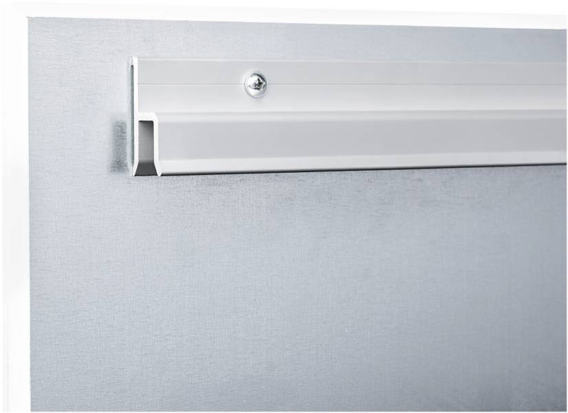 Metallplatte mit weißer Wandhalterung im oberen Bereich, gesichert durch eine einzelne Schraube.