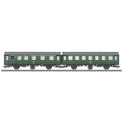 Zwei grüne Eisenbahnwaggons auf Gleis, nebeneinander stehend, einfaches Design ohne Passagiere oder sichtbare Details.