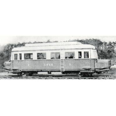 Ein alter Schienenbus mit der Aufschrift 'Saar' auf einem Gleis, umgeben von Bäumen im Hintergrund.