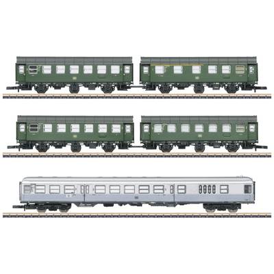 Vier Modelleisenbahnwaggons, drei grüne und ein silberner, auf Schienen dargestellt.