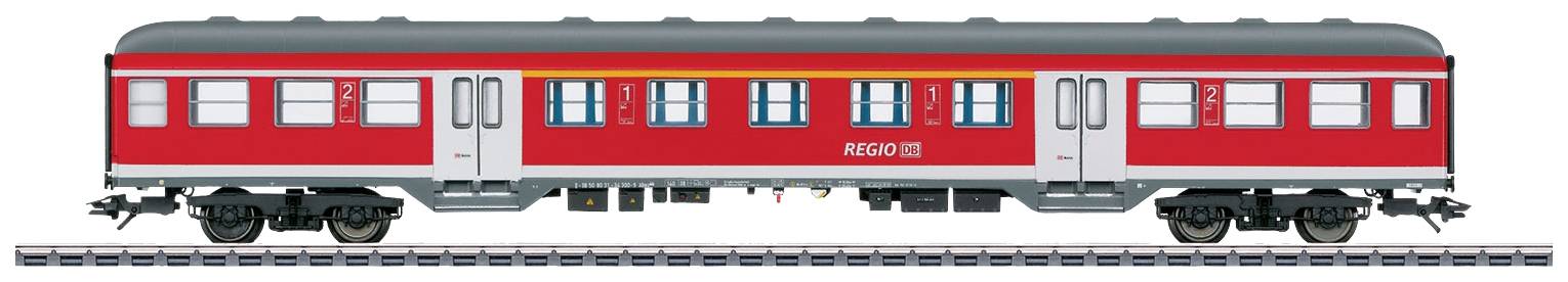 Roter 'Regio DB'-Zugwagen auf Gleis von der Seite, mit mehreren Fenstern und Türen, typisch für Nahverkehrszüge.