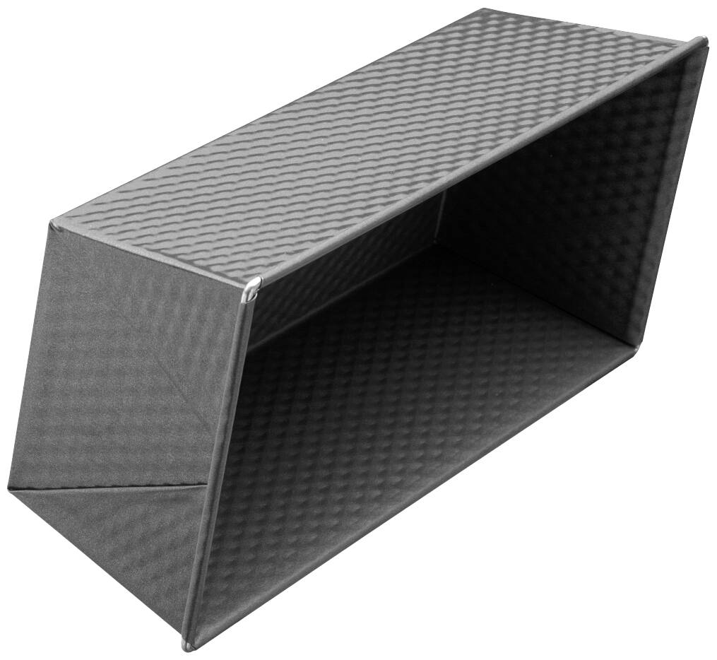 Ein schwarz-weißes Bild einer rechteckigen, gefalteten Backform aus Metall mit geriffelter Oberfläche, schräg platziert.