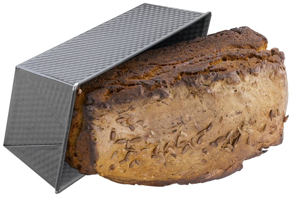 Ein frisch gebackenes Brot mit einer dunklen Kruste ragt aus einer Metallform heraus. Einige Samen sind auf der Kruste verteilt.
