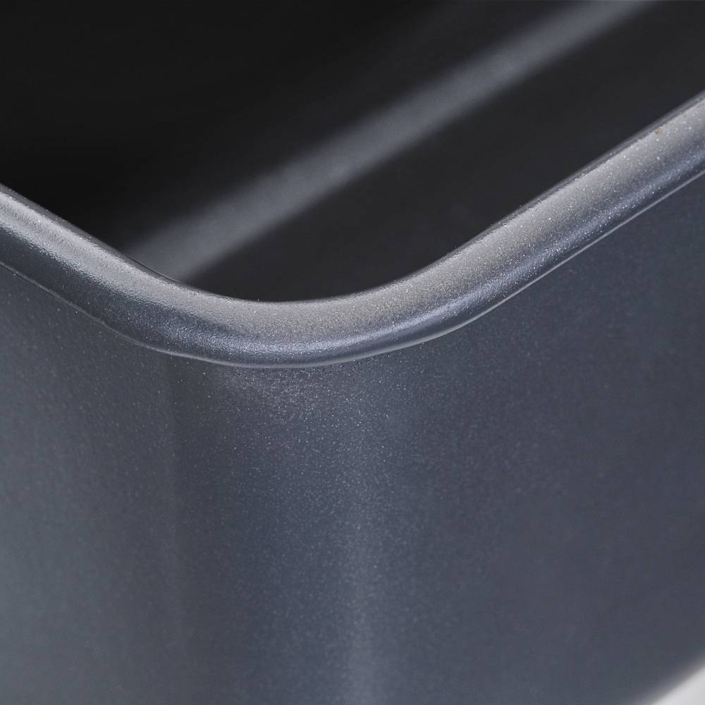 Schwarze rechteckige Metallbackform mit abgerundeten Ecken.