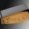Eine recheckige Brotform mit darin gebackenem Brot, das eine gleichmäßige goldbraune Kruste hat.