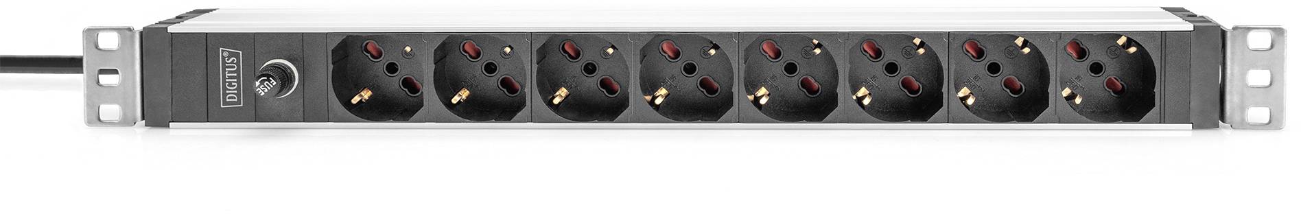 Ein schwarzes Steckdosenleiste mit acht Steckplätzen und einem Schalter, angebracht in einem silberfarbenen Metallrahmen.