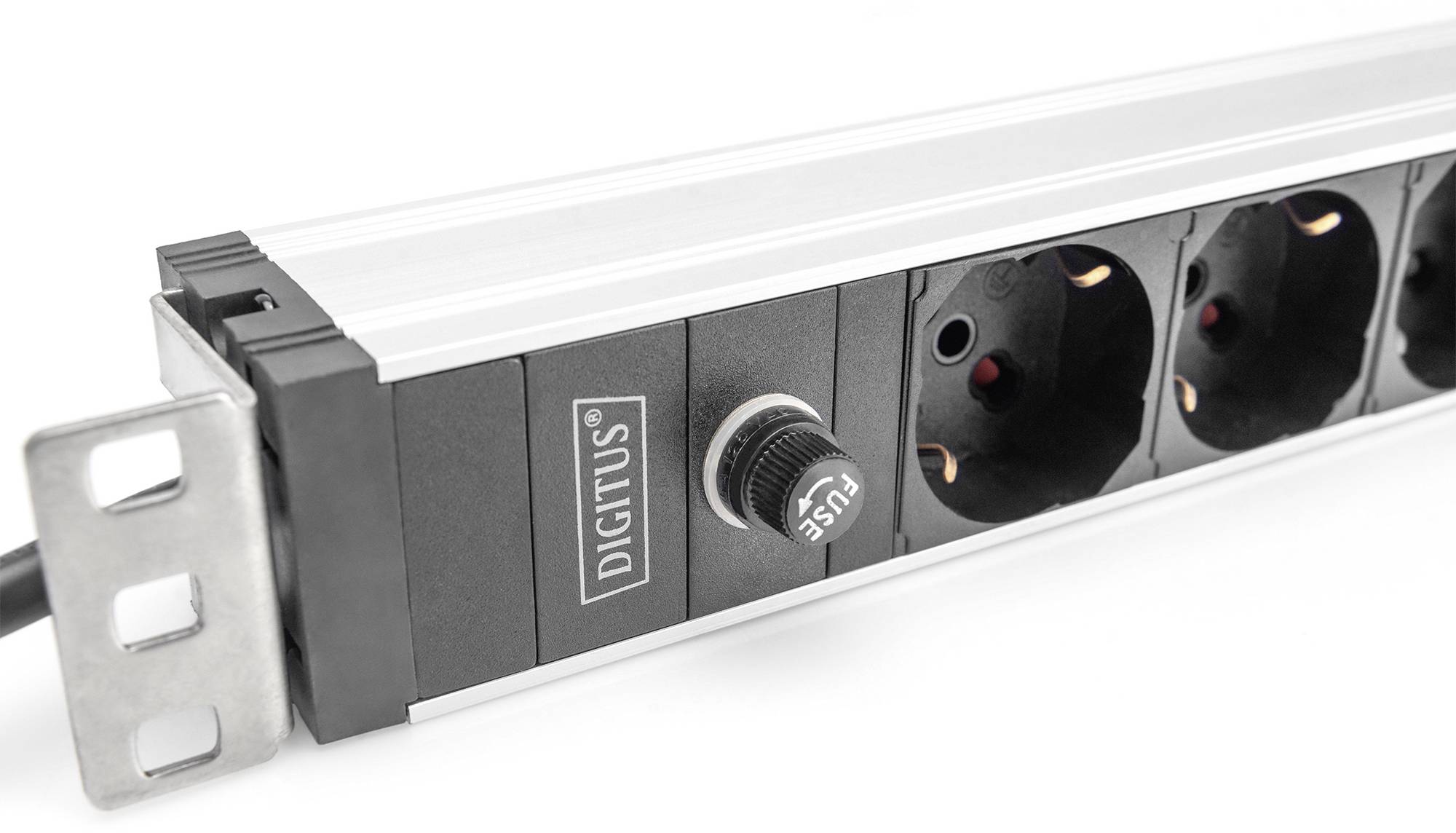 Mehrfachsteckdose mit Kippschalter und vier Steckplätzen, geeignet für die Montage in einem Server-Schrank oder an einer Wand.