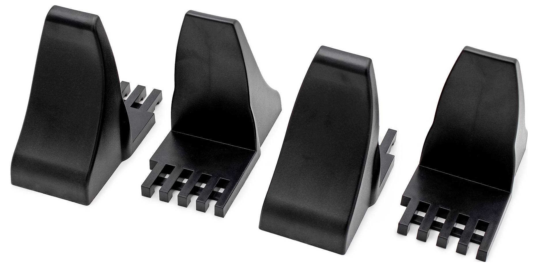 Vier schwarze, rechteckige Halter aus Kunststoff mit gerillter Basis, die nebeneinander angeordnet sind.