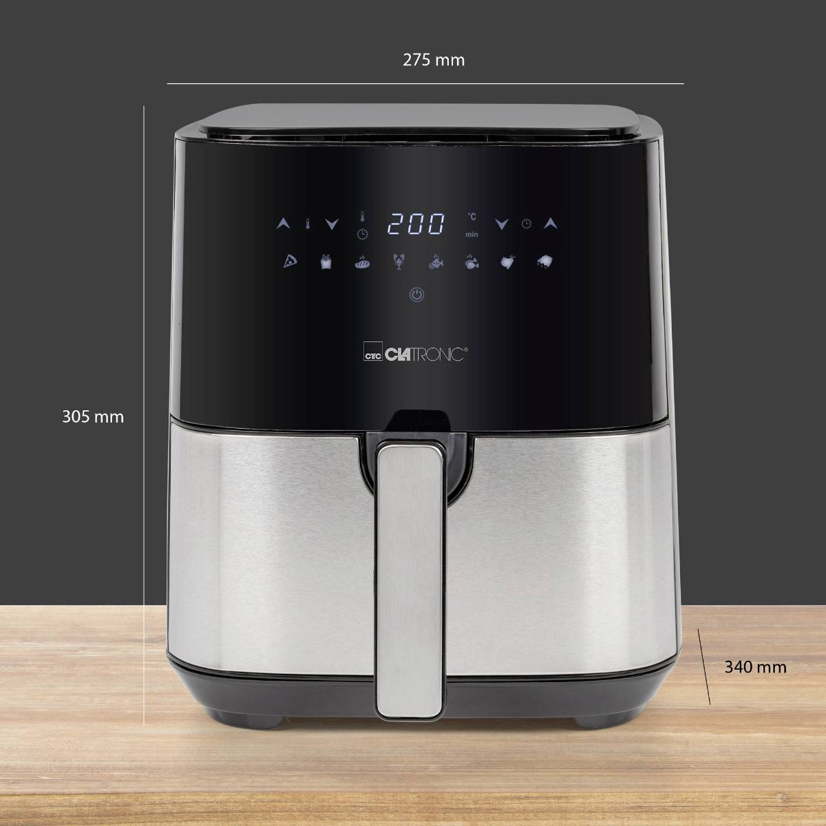 Eine silberne Heißluftfritteuse mit digitalem Display steht auf einer Holzoberfläche. Maße: 275 mm Breite, 305 mm Höhe, 340 mm Tiefe.