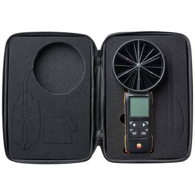Ein Anemometer mit großem Lüfterflügel und Digitalanzeige ist sicher in einem schwarzen Schutzkoffer verstaut.