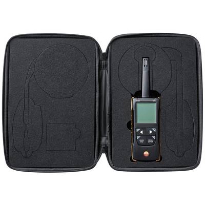 Ein digitales Messgerät mit Display und Bedientasten, aufbewahrt in einer offenen schwarzen Schutztasche mit geformtem Innenraum.