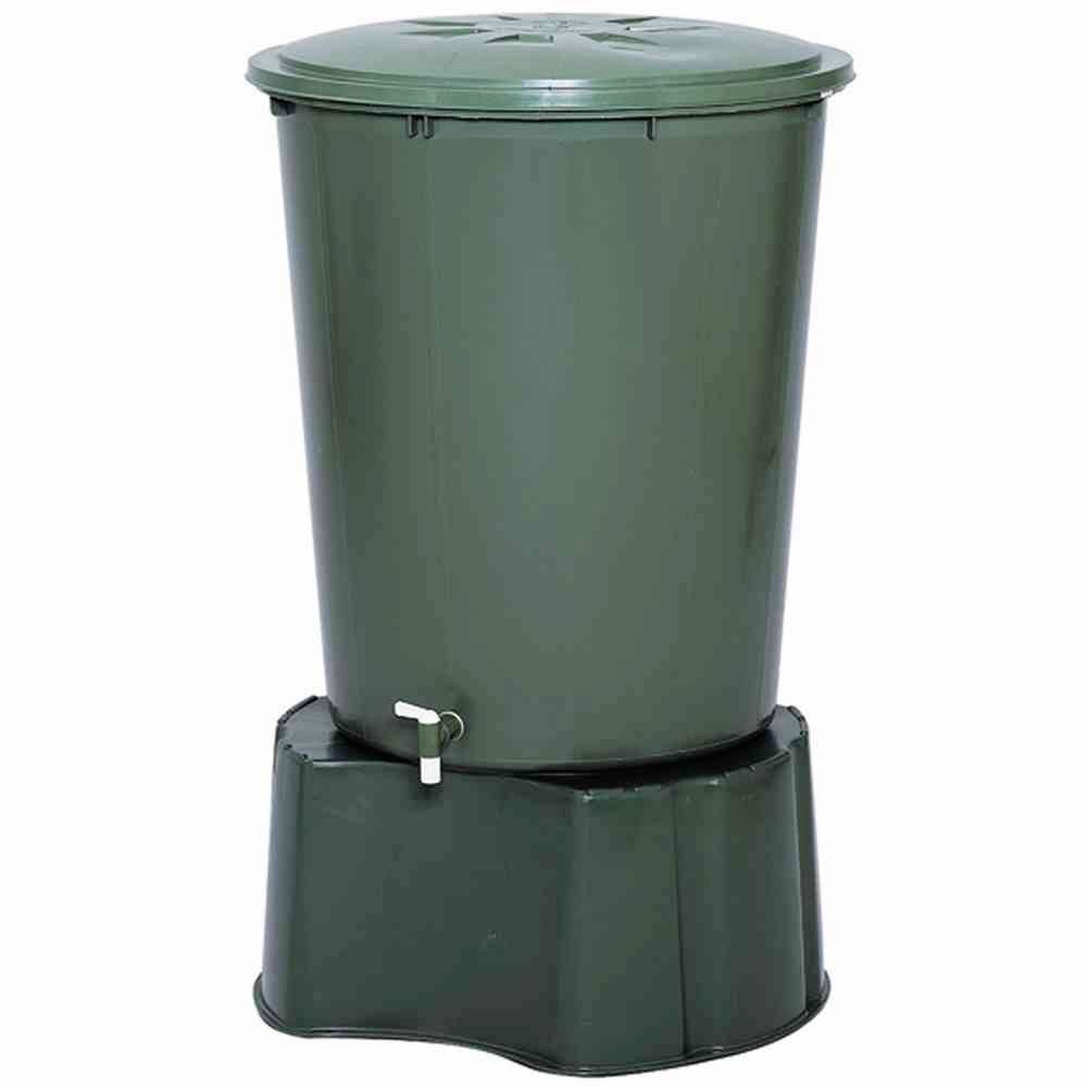 Ein großer grüner Wassertank mit Deckel und Ablasshahn, auf einem Sockel stehend. Geeignet zur Sammlung von Regenwasser.