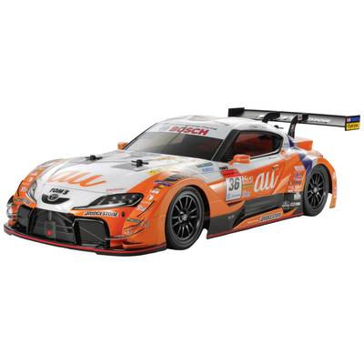 Ein orange-weißer Rennwagen mit diversen Sponsorenlogos, fokussiert auf Geschwindigkeit und Leistung, vor einem neutralen Hintergrund.