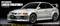 Ein silberner Mitsubishi Lancer Evolution V Rennwagenmodell mit markanten Spoilern und Aufklebern, präsentiert auf schwarzem Hintergrund.